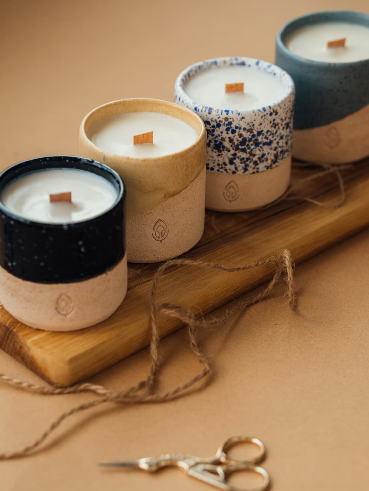 Set de velas artesanales en recipientes de cerámica para eventos